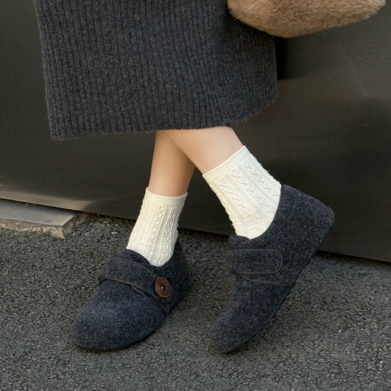 Ženske slip-on mokasine s vunenim gornjim dijelom i veluru unutrašnjom, okrugli vrh, niski gornji dio, debeli gumeni potplat, visina pete 3–5 cm, svakodnevna zimska obuća