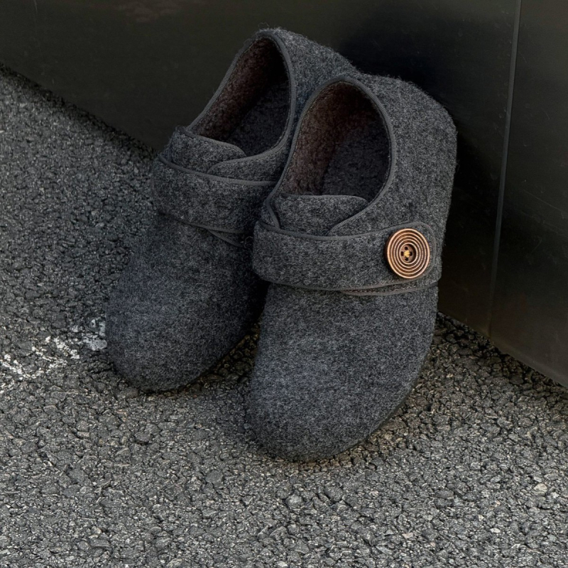 Ženske slip-on mokasine s vunenim gornjim dijelom i veluru unutrašnjom, okrugli vrh, niski gornji dio, debeli gumeni potplat, visina pete 3–5 cm, svakodnevna zimska obuća