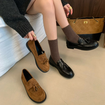 Női tassel slip-on meleg bőr loafers – felső rész: valódi bőr; belső: sertésbőr; talp: marha ínszalagból készült; kerek orr; slip-on stílus