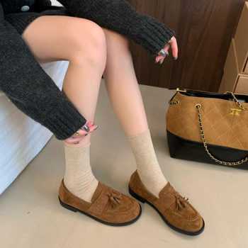 Női tassel slip-on meleg bőr loafers – felső rész: valódi bőr; belső: sertésbőr; talp: marha ínszalagból készült; kerek orr; slip-on stílus