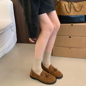 Női tassel slip-on meleg bőr loafers – felső rész: valódi bőr; belső: sertésbőr; talp: marha ínszalagból készült; kerek orr; slip-on stílus