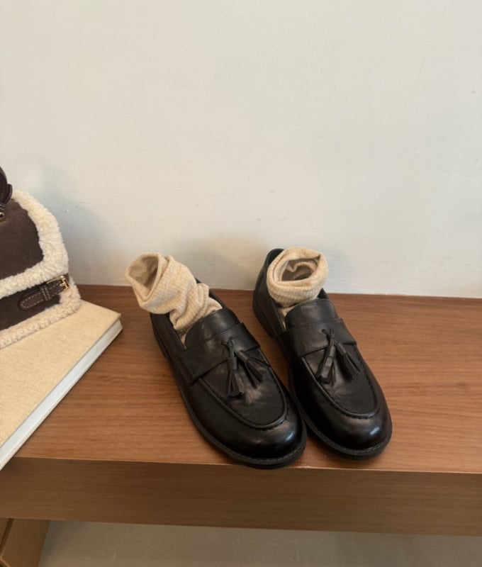 Női tassel slip-on meleg bőr loafers – felső rész: valódi bőr; belső: sertésbőr; talp: marha ínszalagból készült; kerek orr; slip-on stílus