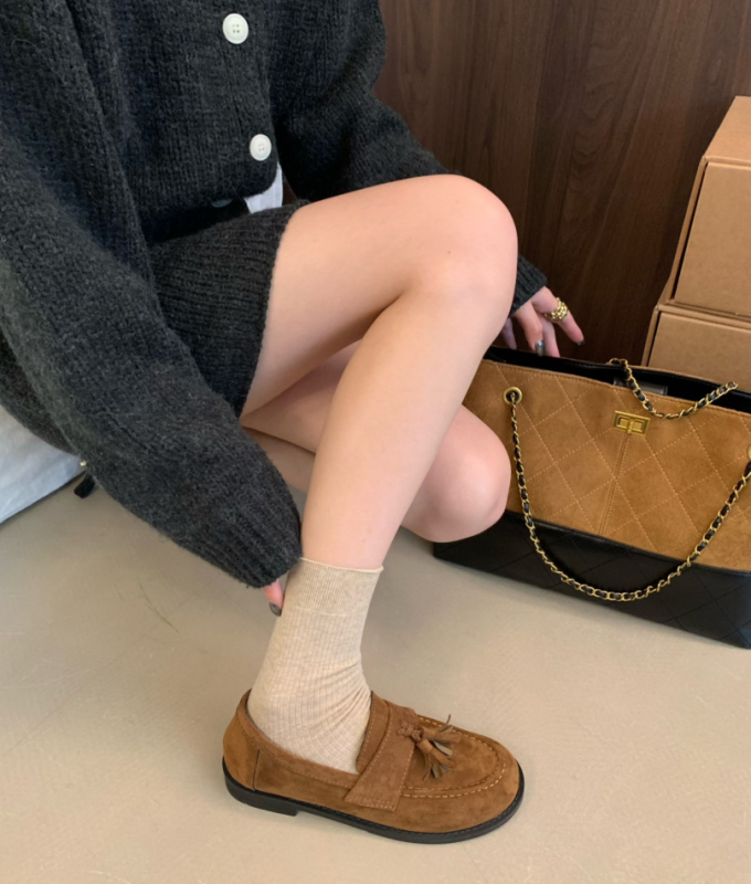 Női tassel slip-on meleg bőr loafers – felső rész: valódi bőr; belső: sertésbőr; talp: marha ínszalagból készült; kerek orr; slip-on stílus