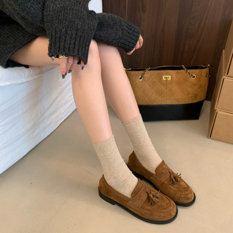 Női tassel slip-on meleg bőr loafers – felső rész: valódi bőr; belső: sertésbőr; talp: marha ínszalagból készült; kerek orr; slip-on stílus