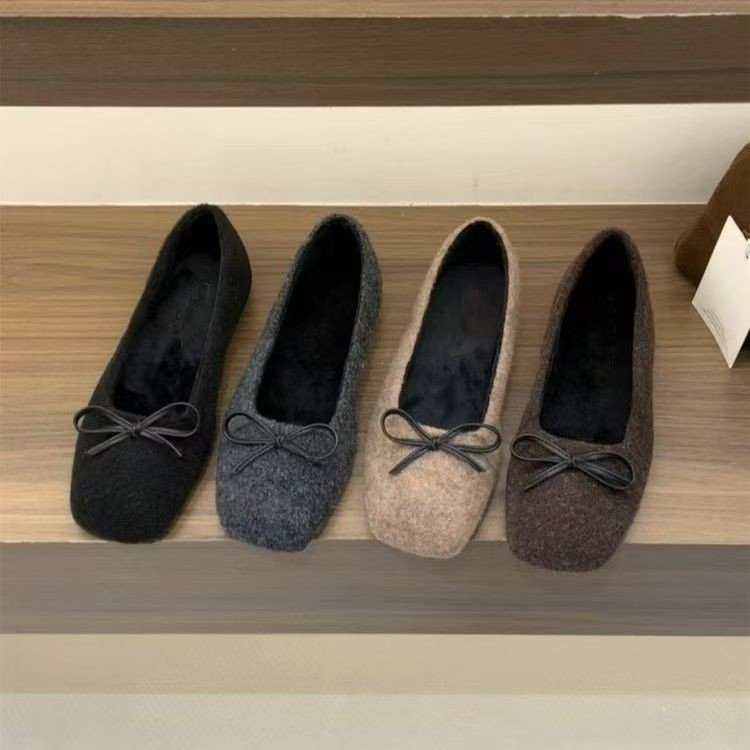 Mary Jane balerinke s mašnicom, kvadratni nos, velur gore, niski blok pete, gumeni potplat, slip-on
