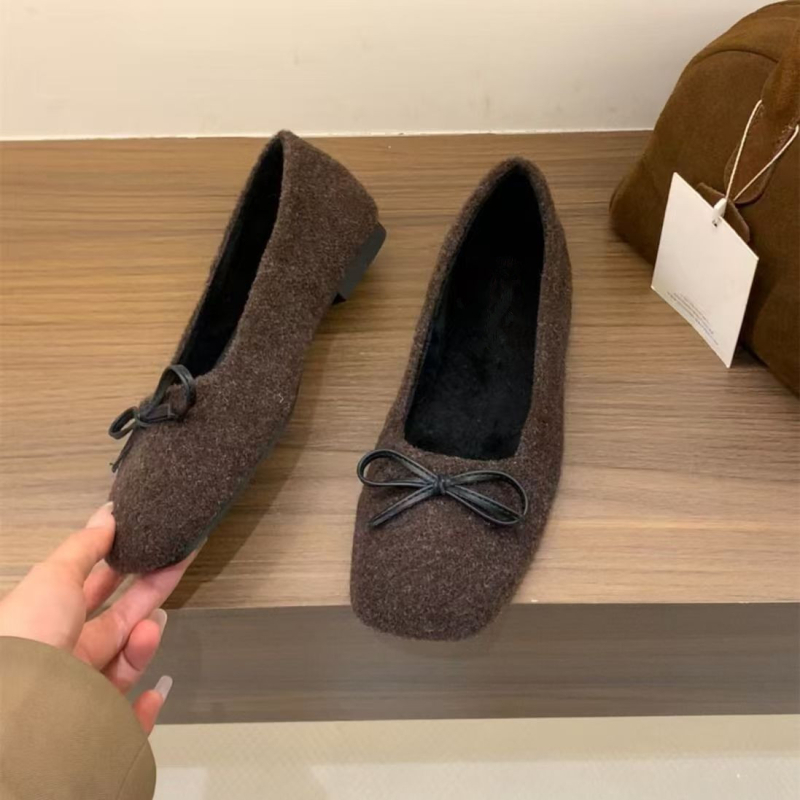 Mary Jane balerinke s mašnicom, kvadratni nos, velur gore, niski blok pete, gumeni potplat, slip-on