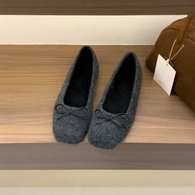 Mary Jane balerinke s mašnicom, kvadratni nos, velur gore, niski blok pete, gumeni potplat, slip-on