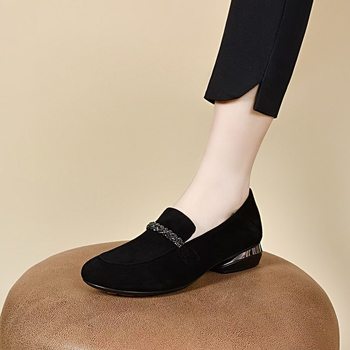 Naistele loafers aviesuede ülemisega ümara varba, kummist tallaga, madal konts 1–3 cm, kevad 2025