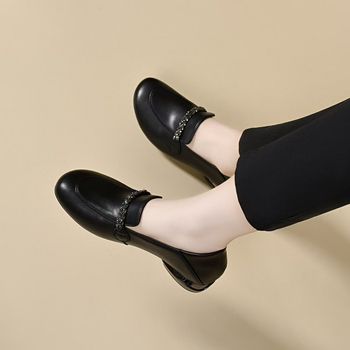 Naistele loafers aviesuede ülemisega ümara varba, kummist tallaga, madal konts 1–3 cm, kevad 2025