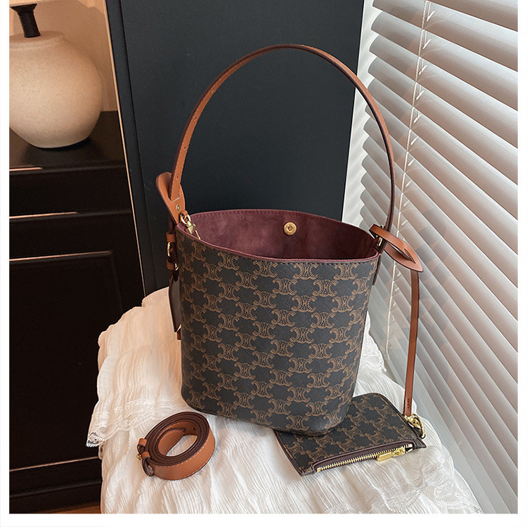 Ovalna PU torba – ulični stil, magnetsko zatvaranje, poliester podstava, dvostruki remeni, košarica/crossbody funkcija