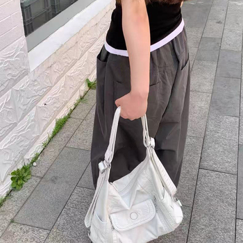 Taška na rameno z PU kože - street štýl, horizontálny štvorcový tvar, zips, vnútorná kapsa na dokumenty, nastaviteľný ramenný popruh