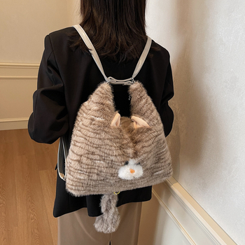 Crossbody taška cez rameno – plyšový materiál, mestský minimalistický štýl, horizontálny štvorcový tvar, zips
