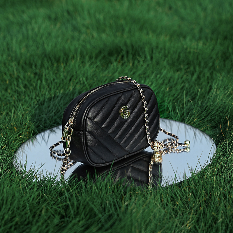 Pravá kožená dámska crossbody taška, koža druhej triedy, malá štvorcová taška, horizontálny tvar, zips zapínanie