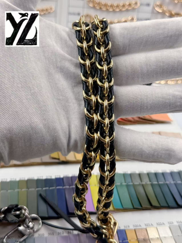 Fémes táska vállpánt, városi stílus, Nothing márka, 2024 tél.