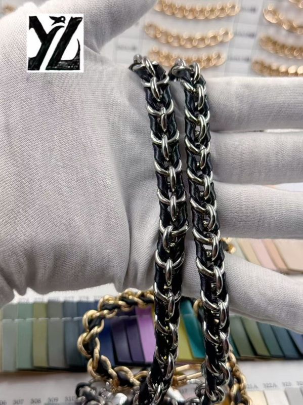 Fémes táska vállpánt, városi stílus, Nothing márka, 2024 tél.