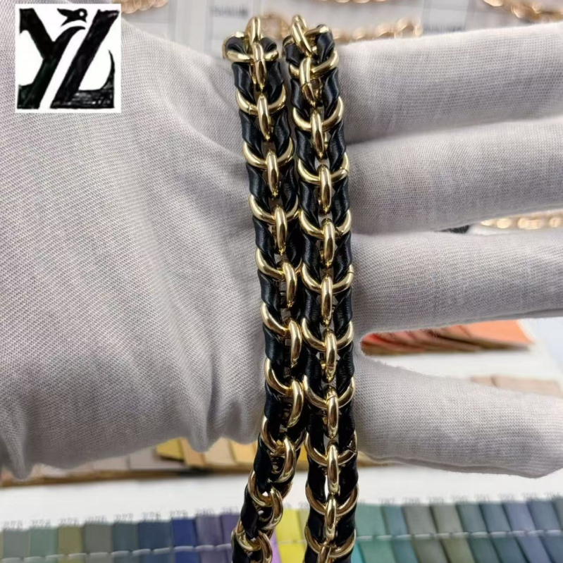 Fémes táska vállpánt, városi stílus, Nothing márka, 2024 tél.