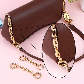 Táska/válltáska pánt vastag fémlánccal és négyzetes láncszemekkel, városi egyszerűség, 2025 tavaszi megjelenés