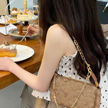 Táska/válltáska pánt vastag fémlánccal és négyzetes láncszemekkel, városi egyszerűség, 2025 tavaszi megjelenés