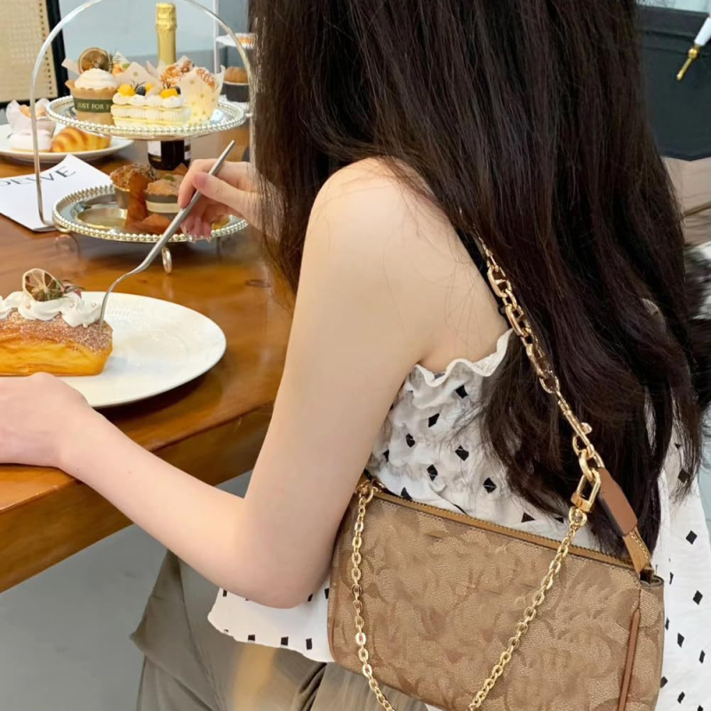 Táska/válltáska pánt vastag fémlánccal és négyzetes láncszemekkel, városi egyszerűség, 2025 tavaszi megjelenés