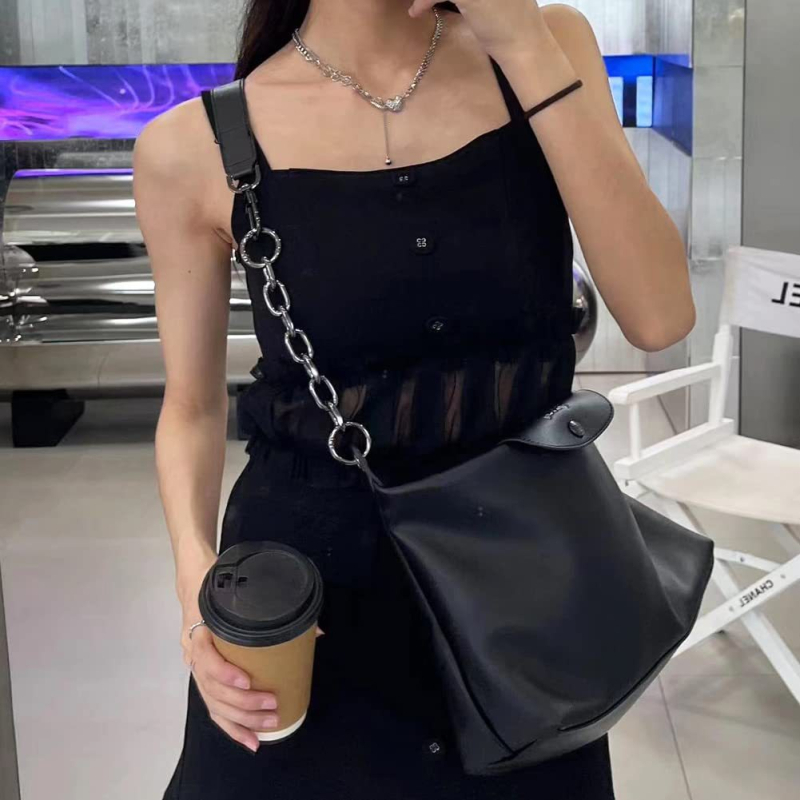 Táska/válltáska pánt vastag fémlánccal és négyzetes láncszemekkel, városi egyszerűség, 2025 tavaszi megjelenés