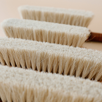 Четка за легло с конски косъм – електростатично отстраняване на прах, грижа за дрехи