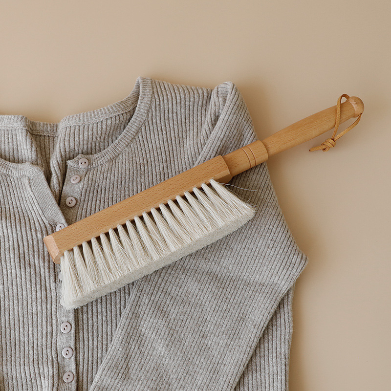 Четка за легло с конски косъм – електростатично отстраняване на прах, грижа за дрехи