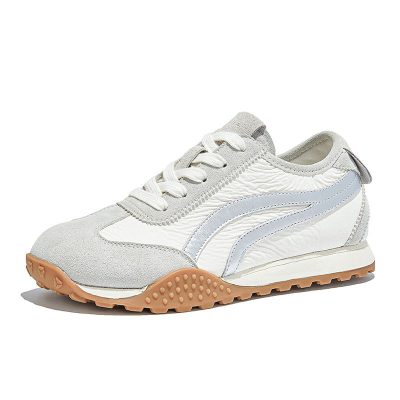 Ženske tenisice u stilu Dad shoes, gornji dio od nubuk kože, kvadratni vrh, niska peta 1-3 cm, prednje vezanje, gumeni potplat