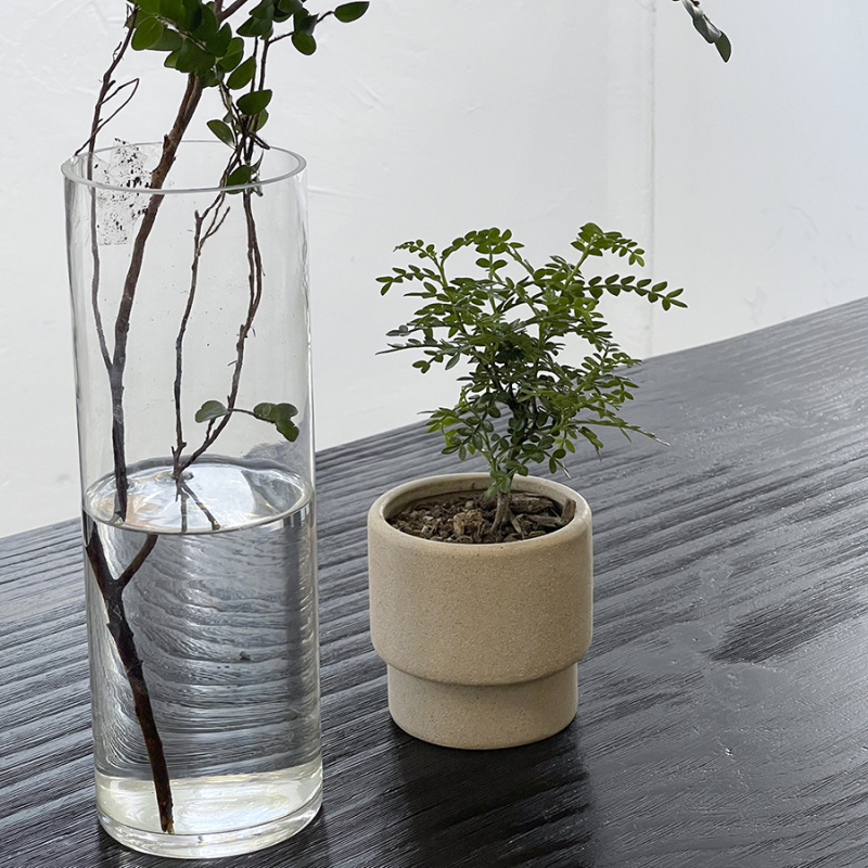 Κεραμική γλάστρα για χρήση σε επιτραπέζια ή δάπεδο, γλασάρισμένη και καμμένη σε μέτρια θερμοκρασία, σε στυλ ήσυχου μινιμαλισμού.