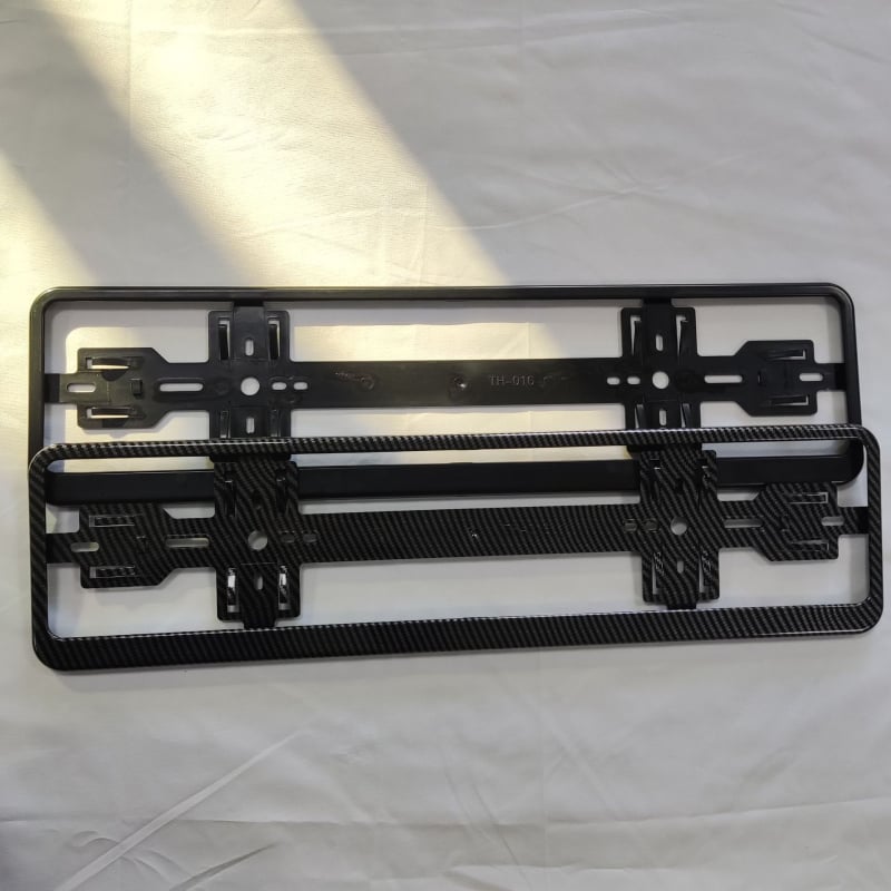 Okvir registarske oznake Europskog standarda — Model 013; Materijal: plastika; Tip: Europski standard; Prikladan tip vozila: Europski standard; Broj artikla 013