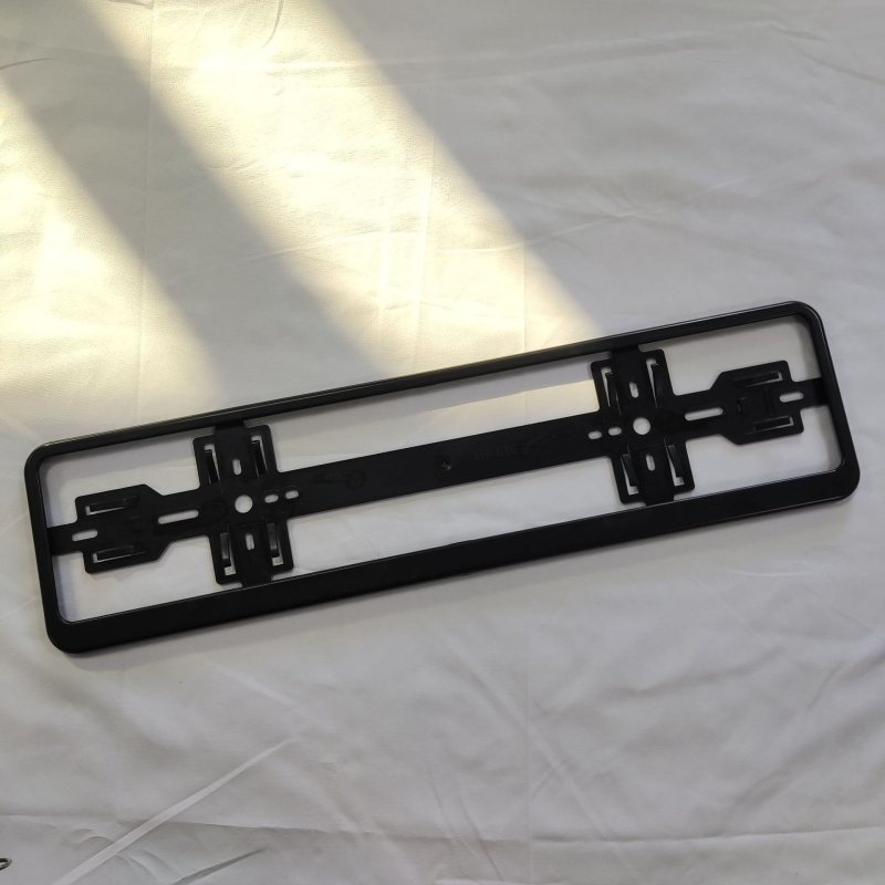 Okvir registarske oznake Europskog standarda — Model 013; Materijal: plastika; Tip: Europski standard; Prikladan tip vozila: Europski standard; Broj artikla 013