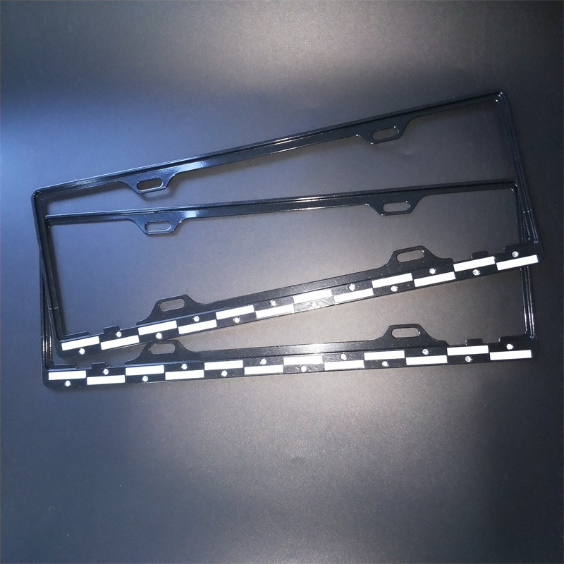 Cinkötvözetből készült rendszámtábla keret, modell GB-FG, minden járműhöz kompatibilis, márka Gert, a rendszámtábla rögzítésére.