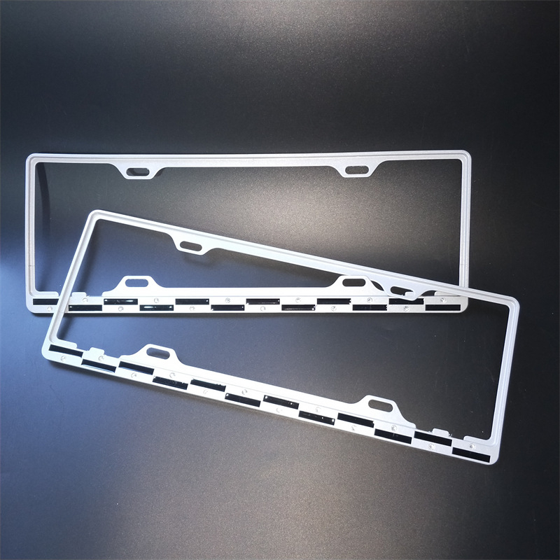 Cinkötvözetből készült rendszámtábla keret, modell GB-FG, minden járműhöz kompatibilis, márka Gert, a rendszámtábla rögzítésére.