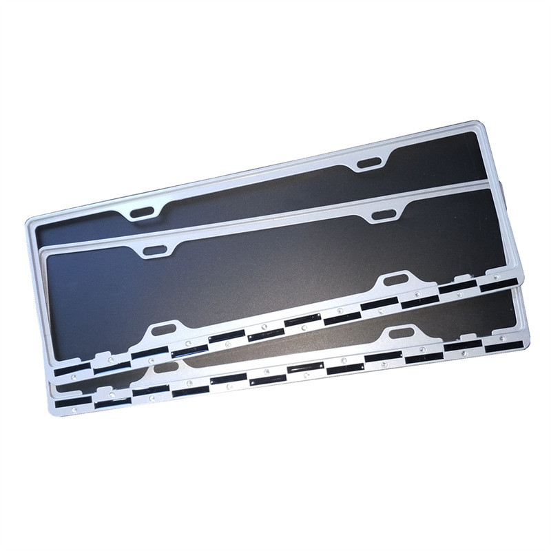 Cinkötvözetből készült rendszámtábla keret, modell GB-FG, minden járműhöz kompatibilis, márka Gert, a rendszámtábla rögzítésére.