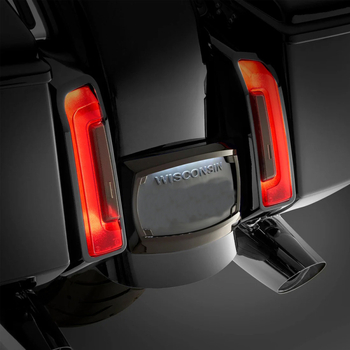 Harley‑Davidson 24 Slipstream numura zīmju rāmis — Crow zīmols, aizmugurējais numura zīmes turētājs