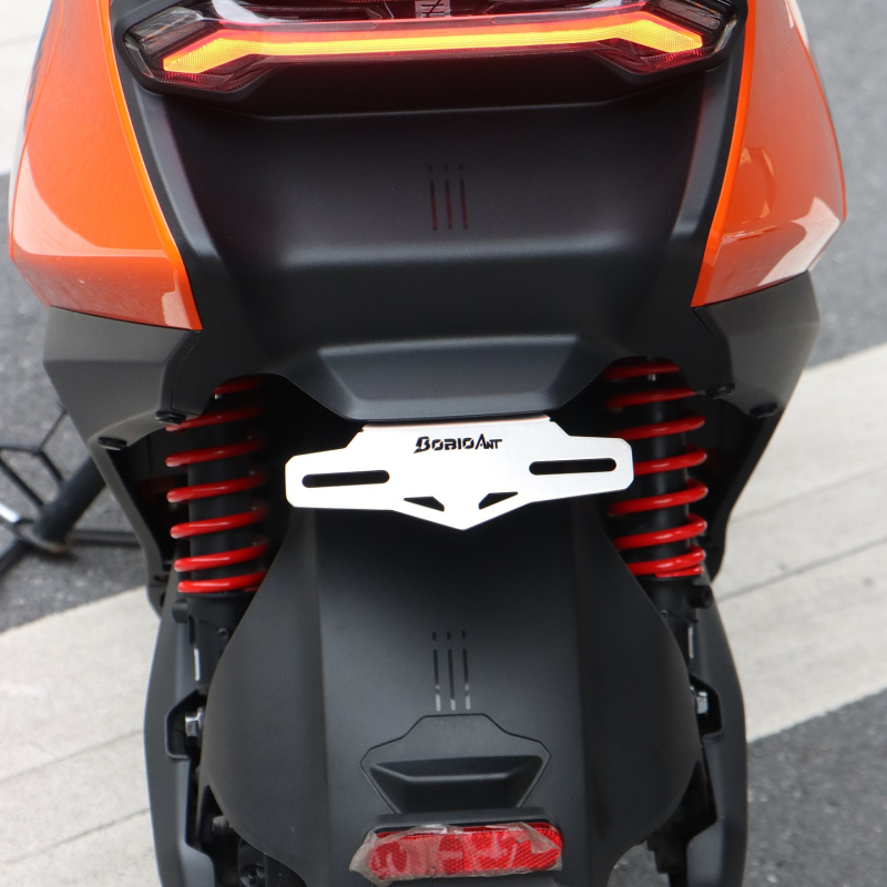 AE5i Pro aizmugurējais numura zīmes turētājs, augšējais stiprinājums, integrēts turētājs — Daļas Nr. F99HT58JM6SH55, Materiāls: Zīds