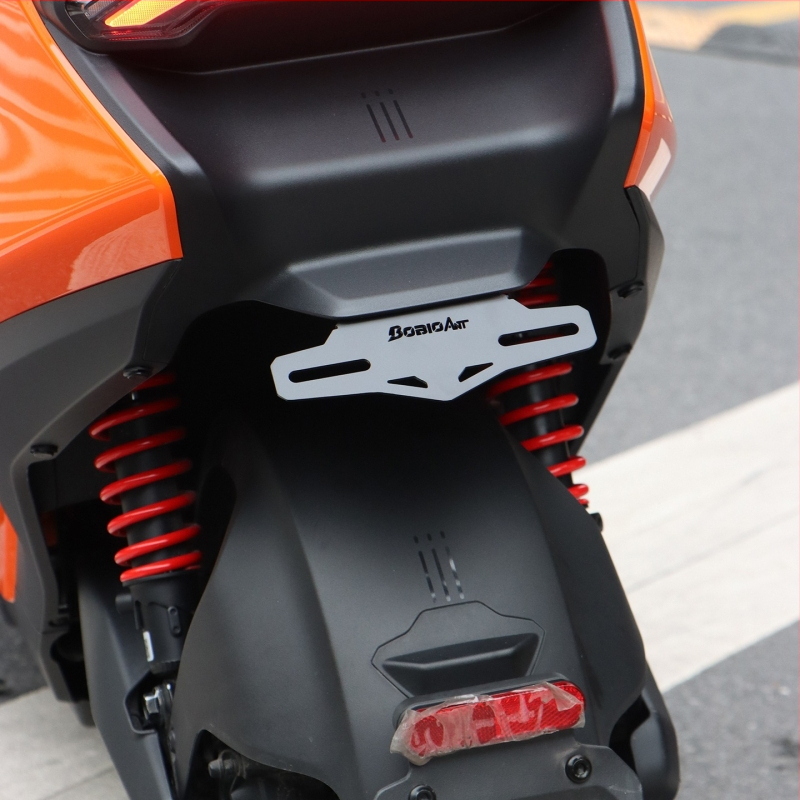 AE5i Pro aizmugurējais numura zīmes turētājs, augšējais stiprinājums, integrēts turētājs — Daļas Nr. F99HT58JM6SH55, Materiāls: Zīds