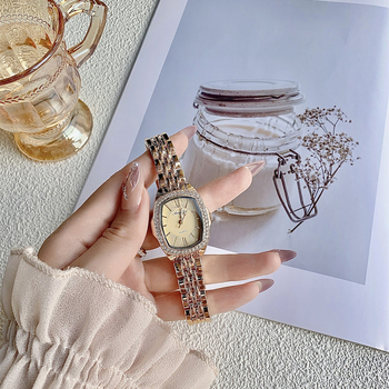 Női karóra acél szíjjal, kvarc működés, analóg kijelző, boroshordó alakú számlap, ötvözetes tok