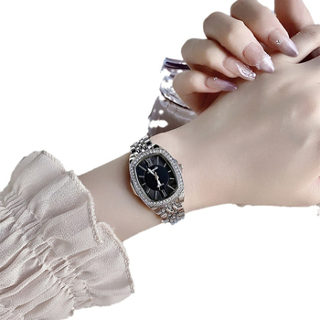 Női karóra acél szíjjal, kvarc működés, analóg kijelző, boroshordó alakú számlap, ötvözetes tok