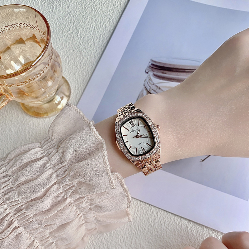 Női karóra acél szíjjal, kvarc működés, analóg kijelző, boroshordó alakú számlap, ötvözetes tok