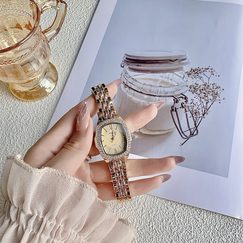 Női karóra acél szíjjal, kvarc működés, analóg kijelző, boroshordó alakú számlap, ötvözetes tok