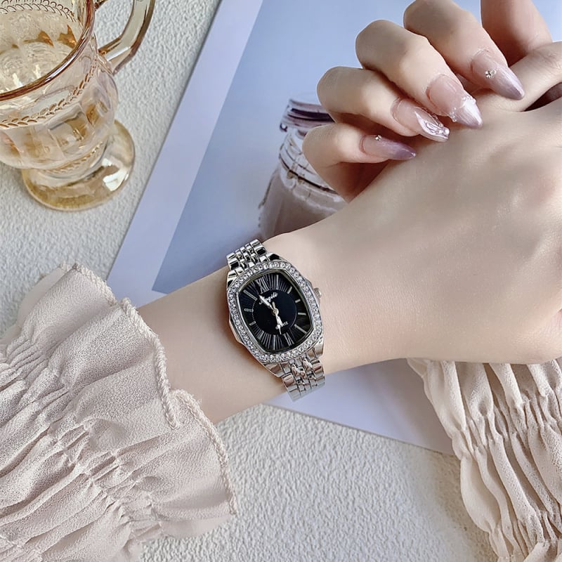 Női karóra acél szíjjal, kvarc működés, analóg kijelző, boroshordó alakú számlap, ötvözetes tok