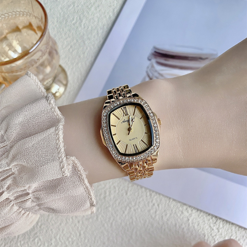 Női karóra acél szíjjal, kvarc működés, analóg kijelző, boroshordó alakú számlap, ötvözetes tok