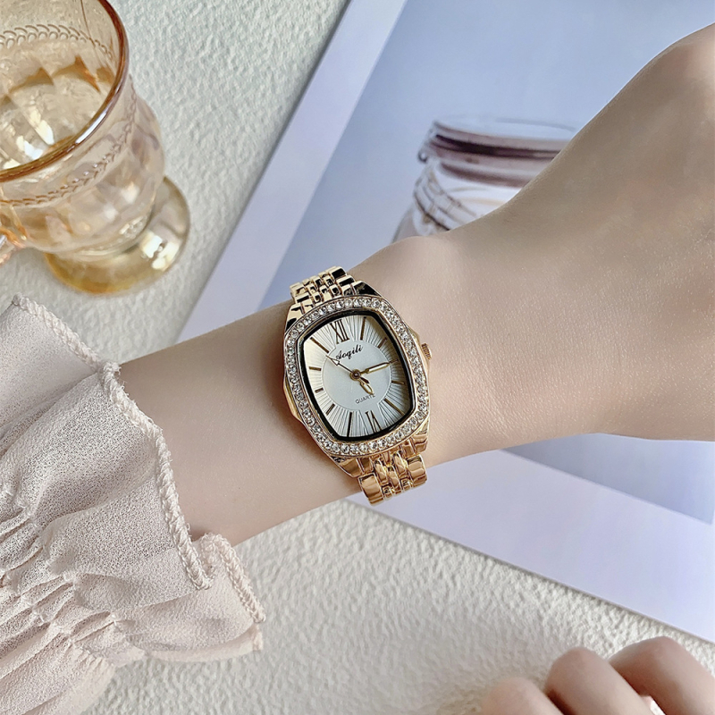 Női karóra acél szíjjal, kvarc működés, analóg kijelző, boroshordó alakú számlap, ötvözetes tok