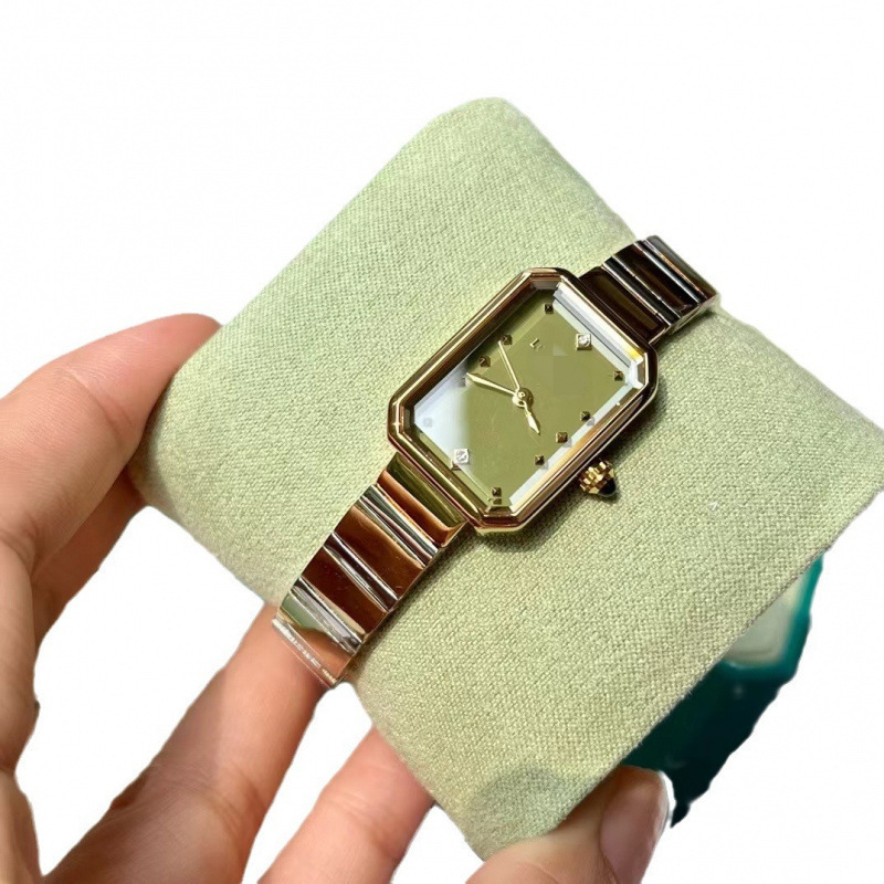 Négyzetes rozsdamentes acél karóra kvarc szerkezettel, rozsdamentes acél szíjjal, acél tok, 30m vízállóság, vintage stílus