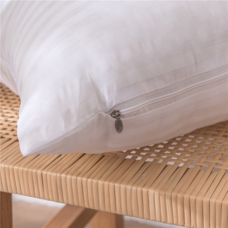 Miez de pernă, formă pătrată, husă poliester, umplutură din fibre poliester, model: dungi/flori