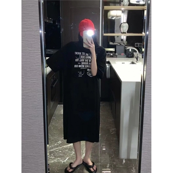 Poliester T‑shirt haljina, kratki rukavi, okrugli izrez, slobodan kroj, srednja duljina, tekstni print
