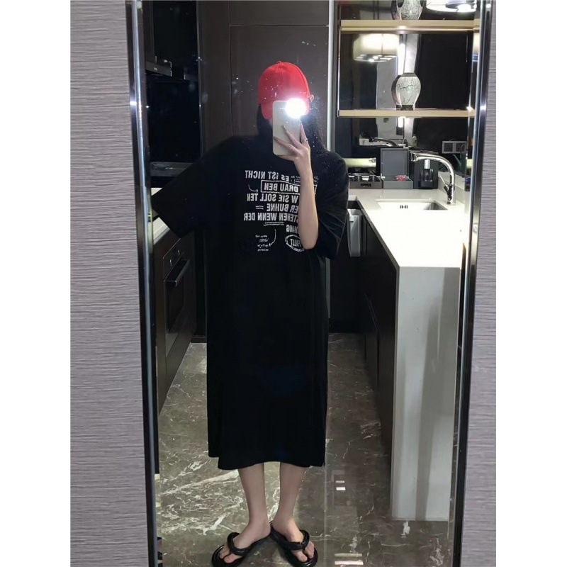 Poliester T‑shirt haljina, kratki rukavi, okrugli izrez, slobodan kroj, srednja duljina, tekstni print