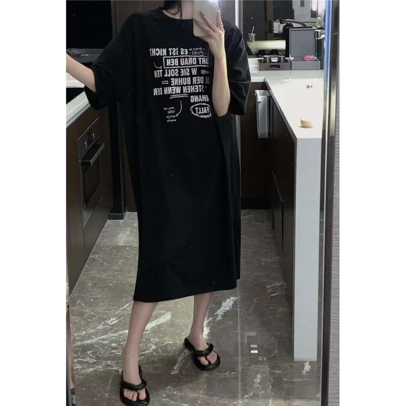 Poliester T‑shirt haljina, kratki rukavi, okrugli izrez, slobodan kroj, srednja duljina, tekstni print