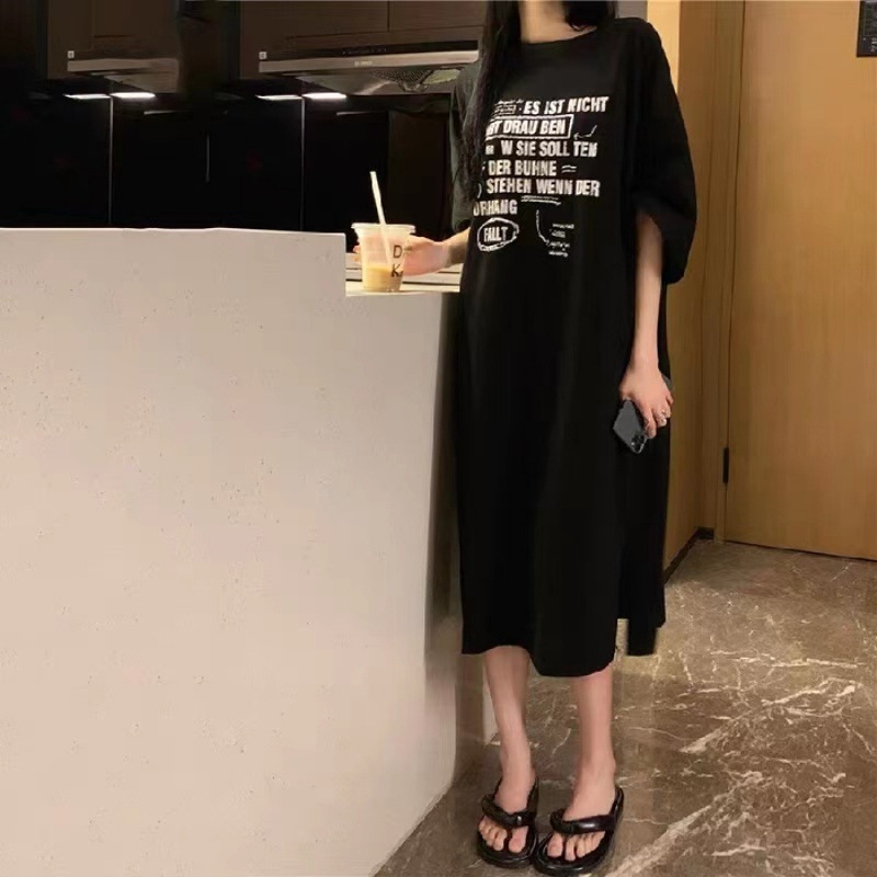 Poliester T‑shirt haljina, kratki rukavi, okrugli izrez, slobodan kroj, srednja duljina, tekstni print