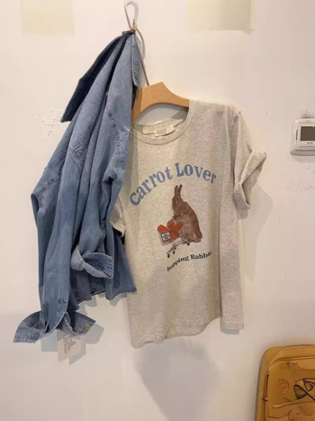 Tricou din bumbac cu imprimeu iepure, croială lejeră, mâneci scurte, guler rotund (bumbac 95%+, imprimeu iepure, croială lejeră, mâneci scurte, guler rotund)